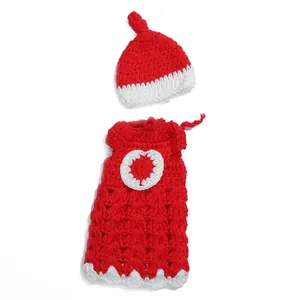 Completo neonato all'uncinetto con cappello natalizio rosso e pagliaccetto in maglia