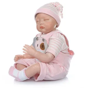 Macro-opname van een slapende reborn-pop in roze gestreepte outfit met huiddetails