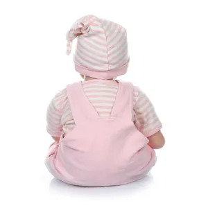 Achteraanzicht van realistische reborn babypop in roze gestreepte outfit