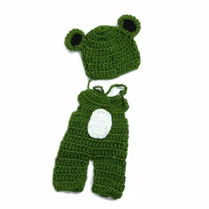 Set fatto a mano all'uncinetto verde bosco cappello e salopette per bambole da 28 cm