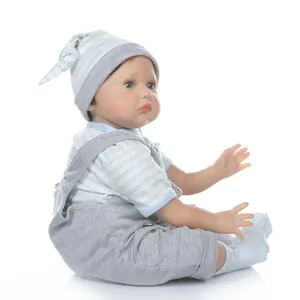 Gedetailleerd zijaanzicht van een realistische babypop met blauw gestreepte kleding