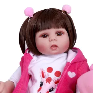 Poupée bébé Reborn réaliste de 48cm avec cheveux bruns et veste à capuche rose
