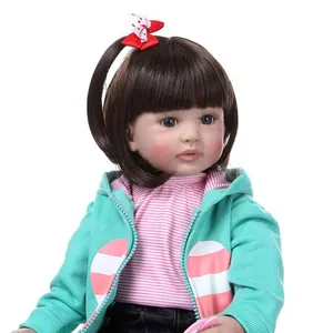 Poupée reborn toddler 60CM avec cheveux longs et sweat à capuche vert menthe sur fond blanc