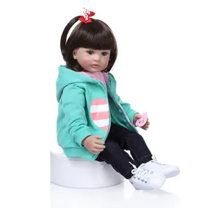 Poupée reborn réaliste 60cm avec cheveux longs, sweat à capuche vert et nœud rouge