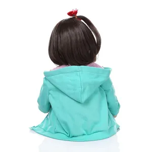 Poupée reborn réaliste de 60cm avec longs cheveux, sweat à capuche vert et nœud rouge