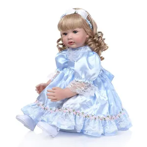 Realistische Reborn Kleinkindpuppe mit blondem Haar im blauen Spitzenkleid, sitzend