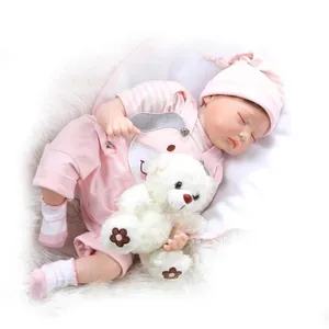 Realistische slapende herboren babypop in roze gestreepte kleding met kleine pluche beer