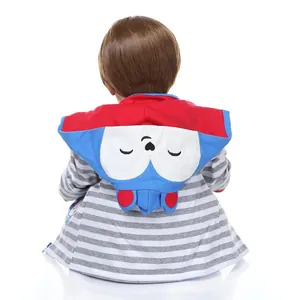 Rückansicht einer lebensechten Reborn-Puppe mit gestreiftem Tierkapuzenpullover