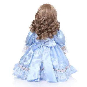 Rückansicht der Reborn-Kleinkindpuppe mit braunem Haar und blauem Satinkleid mit Spitze