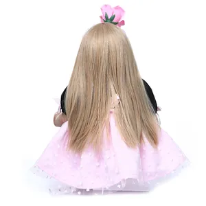 Bambola realistica reborn con lunghi capelli biondi e gonna tutu rosa con paillettes