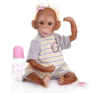 Poupée bébé orang-outan réaliste avec cheveux roux, pyjama rayé, tétine et biberon