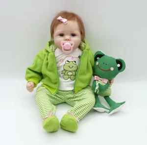 Vue détaillée d'une poupée Reborn en tenue de grenouille avec accessoire en peluche