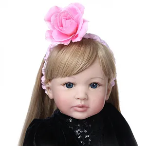 Bambola reborn realistica con capelli lunghi, occhi blu e fascia con fiori rosa