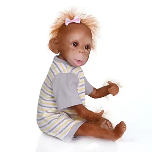 Poupée bébé orang-outan réaliste en body rayé sur fond blanc avec reflets soignés
