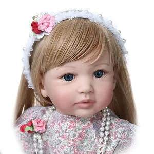 Poupée Reborn réaliste avec cheveux blonds, robe à fleurs et bandeau en perles