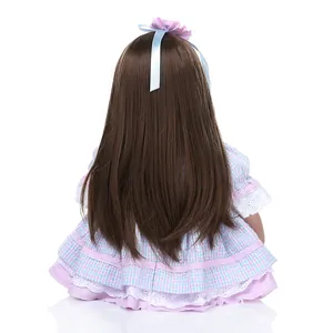 Vista trasera de muñeca princesa de 60cm con pelo castaño y vestido de cuadros azules