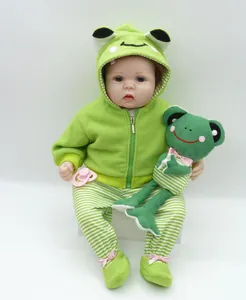 Détails d'une poupée réaliste avec sweat à capuche grenouille verte et accessoires