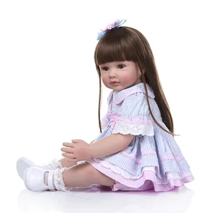 Muñeca princesa realista de 60cm con pelo castaño y vestido de encaje pastel
