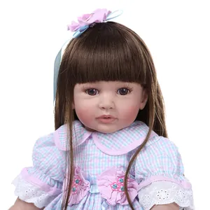Muñeca Princesa Reborn 60cm con pelo largo castaño y vestido de cuadros azules