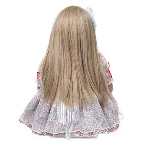 Poupée reborn réaliste en robe à fleurs rose et dentelle avec cheveux blonds vue de dos