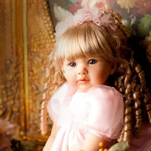 Dettaglio della bambola principessa con capelli biondi ricci e vestito di tulle rosa
