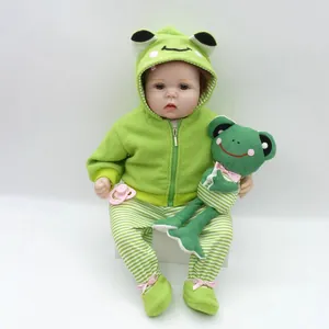 Poupée bébé reborn réaliste avec tenue de grenouille verte, peluche et petite sucette