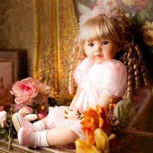 Bambola Reborn Toddler Principessa Fatta a Mano in Silicone Realistica Bambola Neonato Con Vestito da Principessa Rosa Capelli Ricci Oro