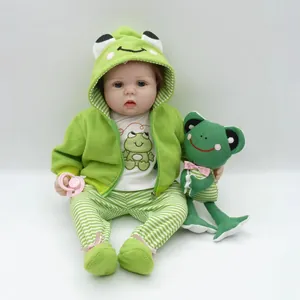 Poupée bébé Reborn réaliste en tenue de grenouille verte avec peluche et tétine
