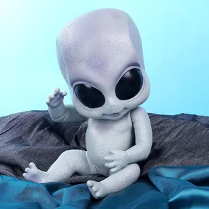 Poupée bébé extraterrestre violette réaliste avec écailles sur fond de satin bleu