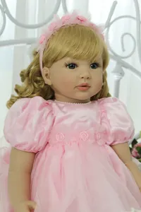 Dettaglio della bambola reborn principessa con capelli biondi ricci e fascia con fiori rosa