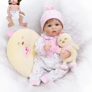 Coffret poupée réaliste avec tenue fleurie rose et coussin en peluche poussin jaune