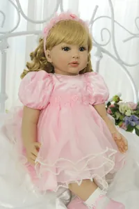 Dettaglio di una bambola reborn da 60 cm in abito di raso rosa con pizzo e perle
