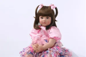 Détail d'une poupée princesse de 60cm, cheveux bruns, robe rose et petit ours en peluche