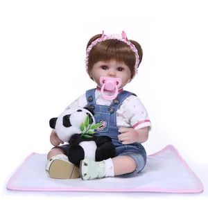 Poupée Reborn Réaliste en Silicone Jouet Nouveau-Né Réaliste Robe en Denim Bleu Top Floral Et Peluche Panda Cadeau Pour Enfants