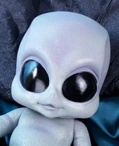 Détail macro d'une poupée bébé extraterrestre réaliste avec peau violette texturée