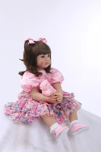 Vue détaillée de poupée princesse 60cm réaliste en robe à fleurs rose avec ours