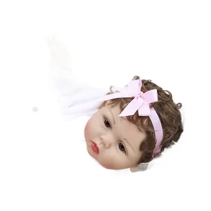 Poupée reborn réaliste en silicone de 47cm avec boucles brunes et bandeau rose à nœud