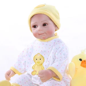 Poupée Reborn réaliste avec tenue de canard jaune, peluche assortie et bonnet tricoté