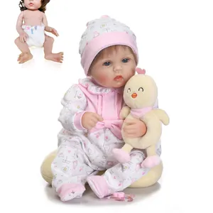 Poupée bébé en silicone réaliste avec tenue florale, poussin en peluche et détails de peau