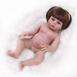 Détail de poupée Reborn réaliste avec couettes brunes sur fond en peluche blanc