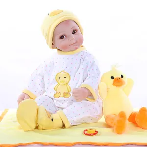 Poupée Bébé Reborn en Silicone Souple Réaliste Corps en Tissu Lesté Avec Tenue de Canard Jaune Peluche pour Enfants