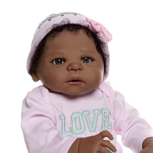 Poupée nouveau-née noire réaliste en body rose love avec bonnet à motif et nœud