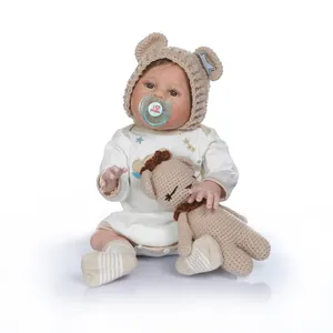 Dettaglio di bambola reborn con cappello da orso marrone e ciuccio Amo papà