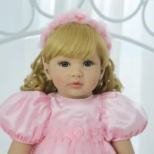 Bambola Reborn Principessa 60cm con capelli biondi ricci e vestito rosa a rose