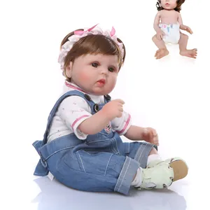 Vue détaillée du poupon Reborn avec chemise florale, salopette et bandeau en dentelle rose