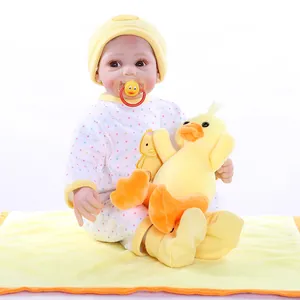 Poupée bébé réaliste en silicone avec tenue à pois, canard en peluche et couverture