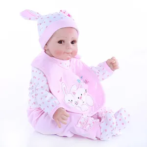 Poupée réaliste Reborn avec tenue de lapin rose et texture de peau en silicone souple