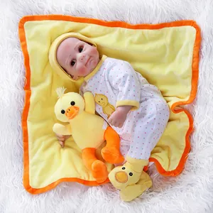 Poupée bébé réaliste en silicone souple avec tenue de canard et peluche canard jaune