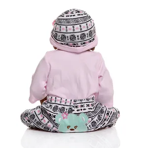Vue arrière de la poupée Reborn en haut rose et leggings bohèmes avec écusson d'ours