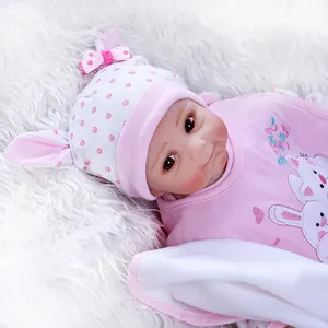 Poupée reborn réaliste de 50 cm en tenue de lapin rose avec broderie chat